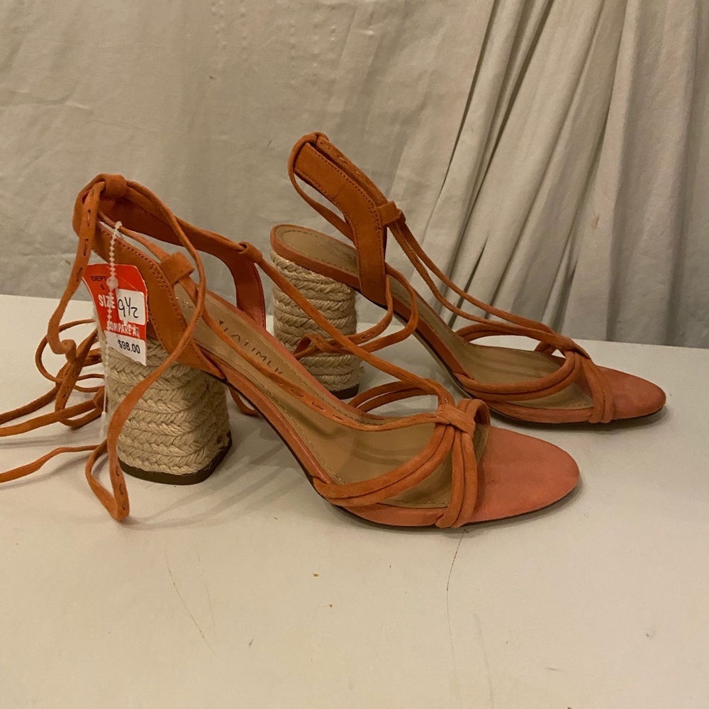 Gibson Latimer coral color suede sandals with strings to lace around ankle 9.5